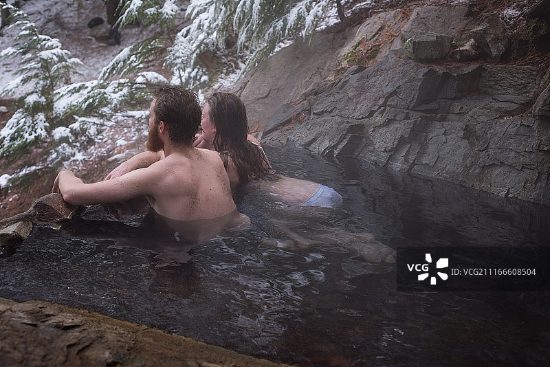 享受温泉的夫妇图片素材
