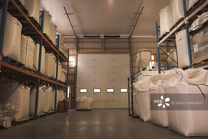 架子上排列的麻袋装粮食图片素材