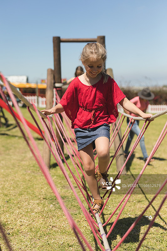 女孩走在绳索桥上图片素材