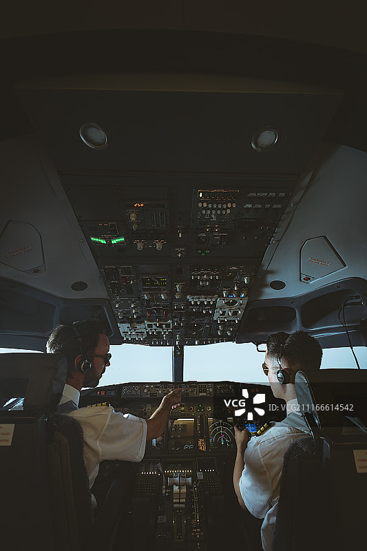 飞行员和副驾驶驾驶飞机图片素材