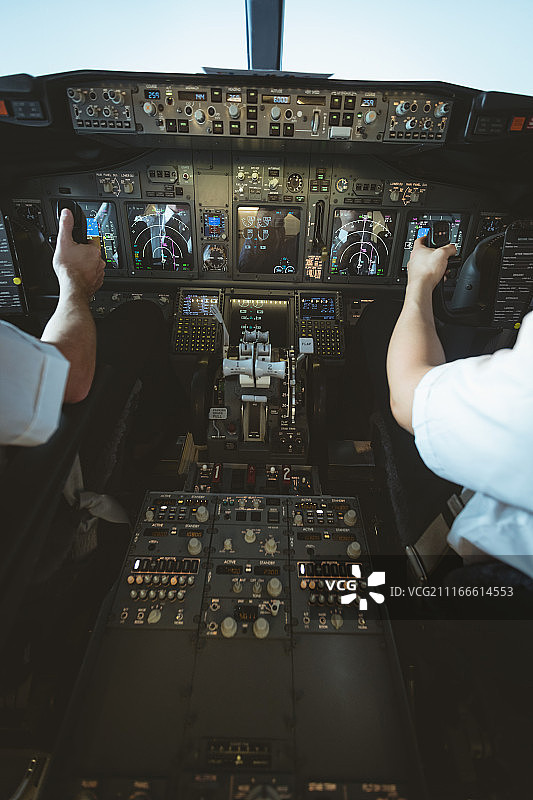 飞行员和副驾驶驾驶飞机图片素材