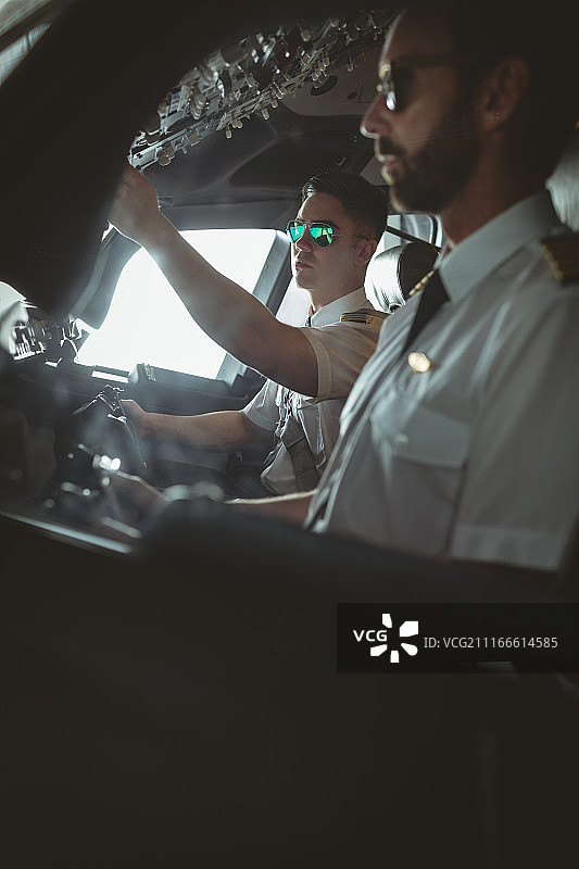 飞行员和副驾驶驾驶飞机图片素材