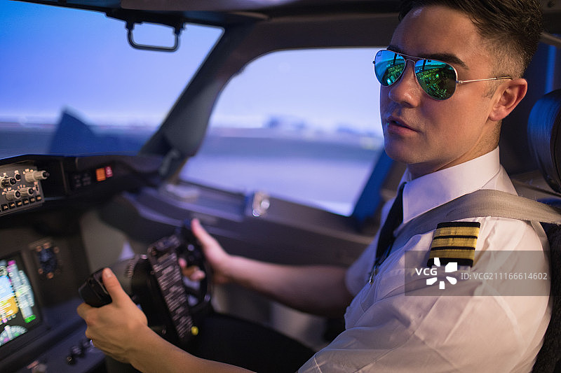 飞行员驾驶飞机图片素材