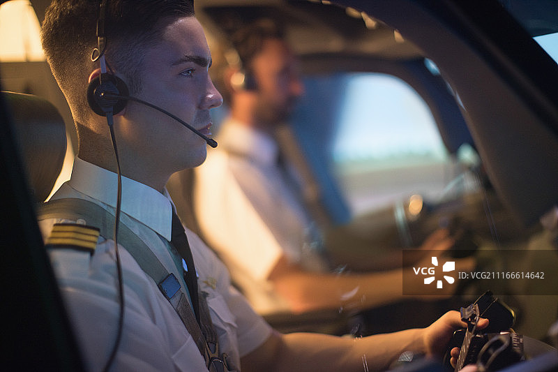 飞行员和副驾驶驾驶飞机图片素材
