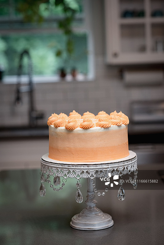 面包店里装饰过的蛋糕图片素材