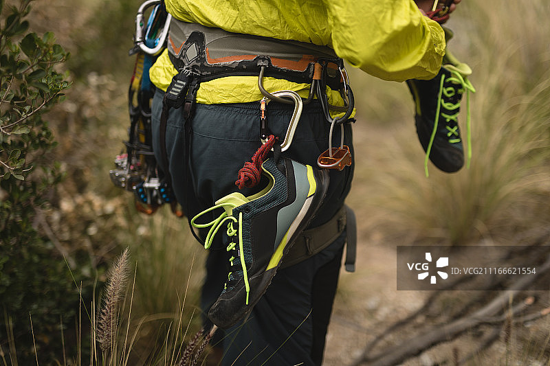 男人准备攀岩图片素材