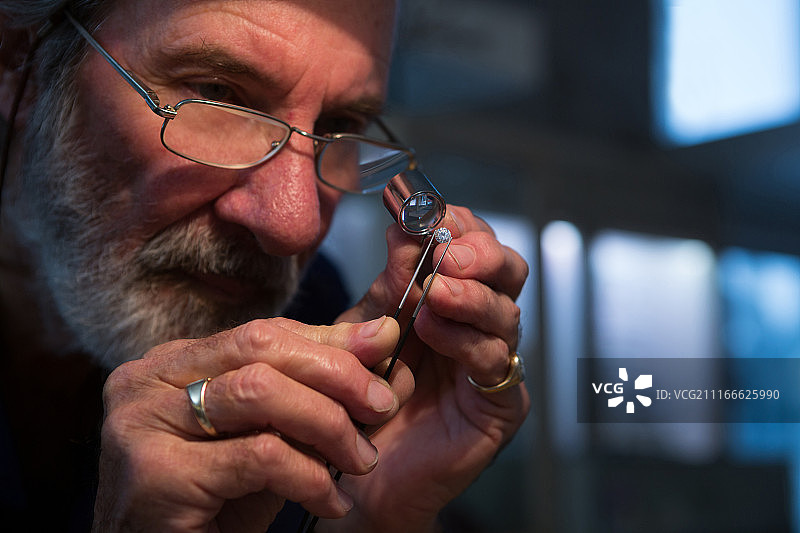 在工作室使用放大镜的金匠图片素材