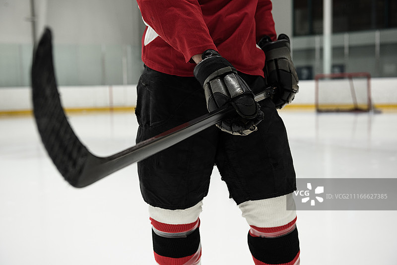 手持球杆的曲棍球运动员（半身）图片素材