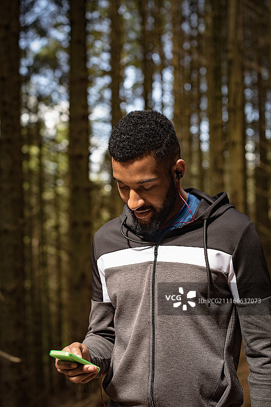 使用手机的年轻男人图片素材