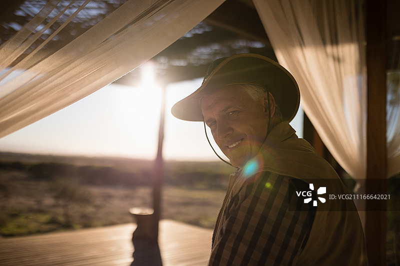 坐在四柱床上的微笑男士肖像图片素材