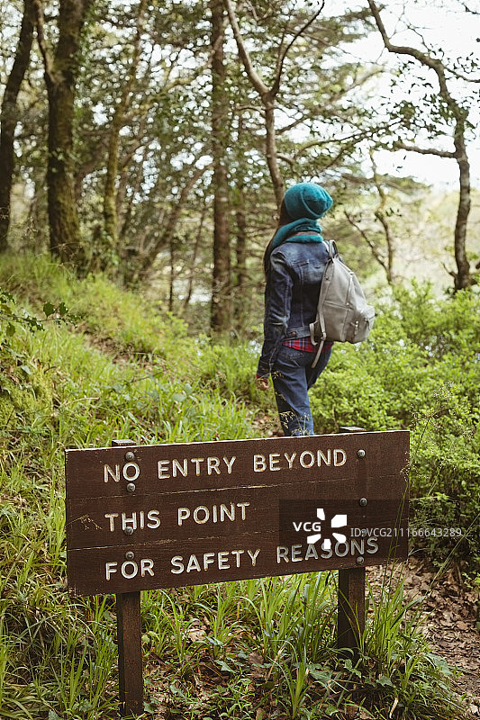 在乡村徒步的女性图片素材