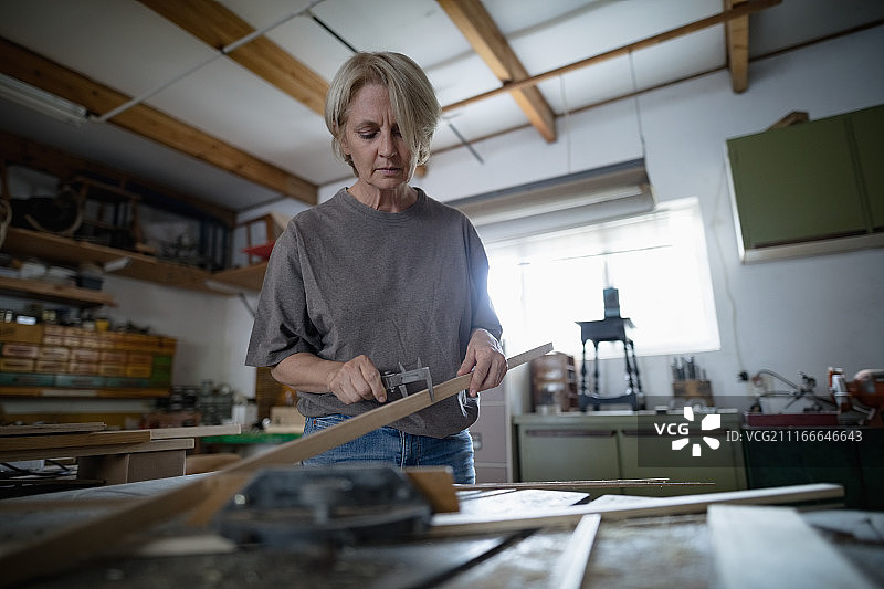 年长妇女做木工活图片素材