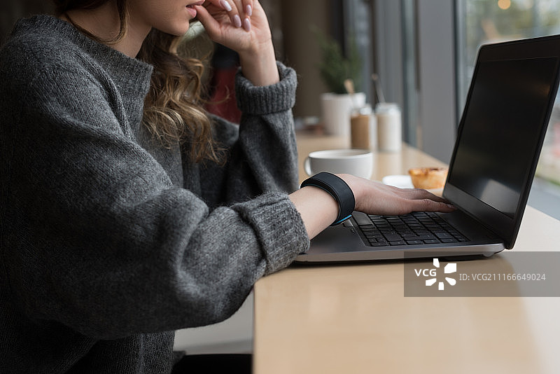 使用笔记本电脑的女人身体中部图片素材