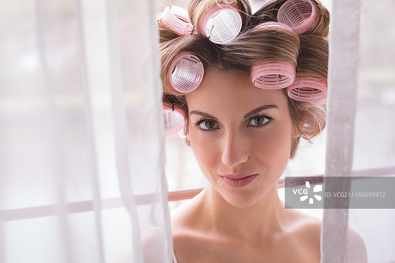 在家头上卷发的美丽新娘图片素材