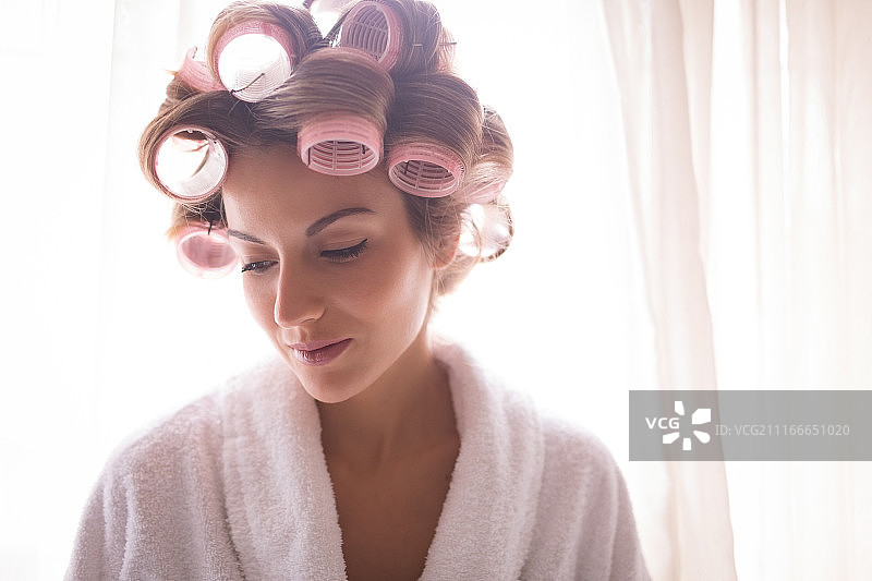 发卷中的沉思新娘图片素材