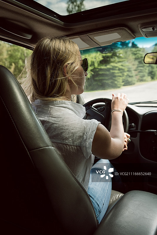 年轻女子开车的背影图片素材