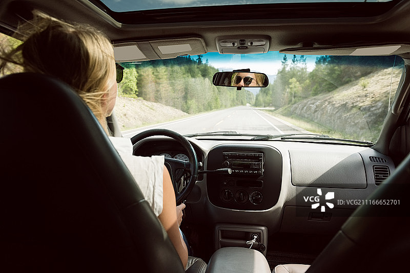女子开车的背影图片素材