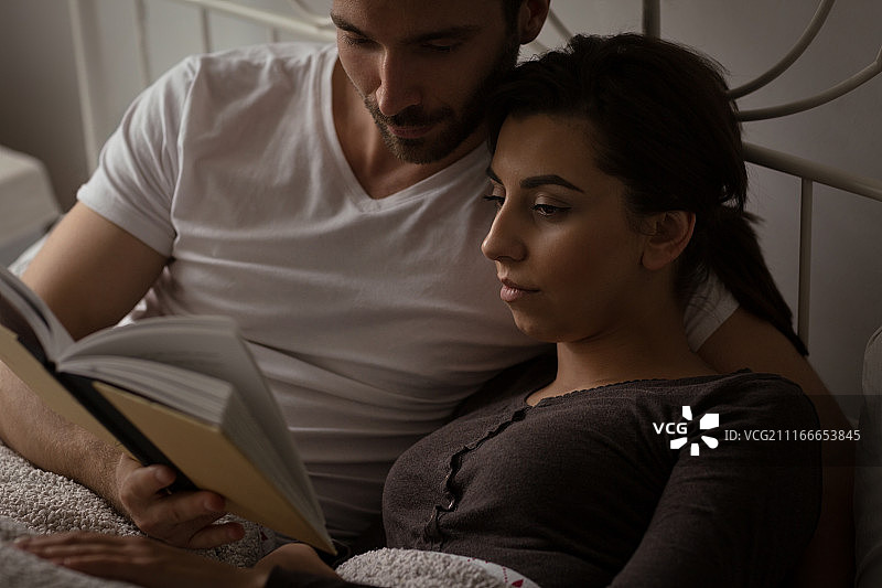 情侣阅读书籍特写图片素材