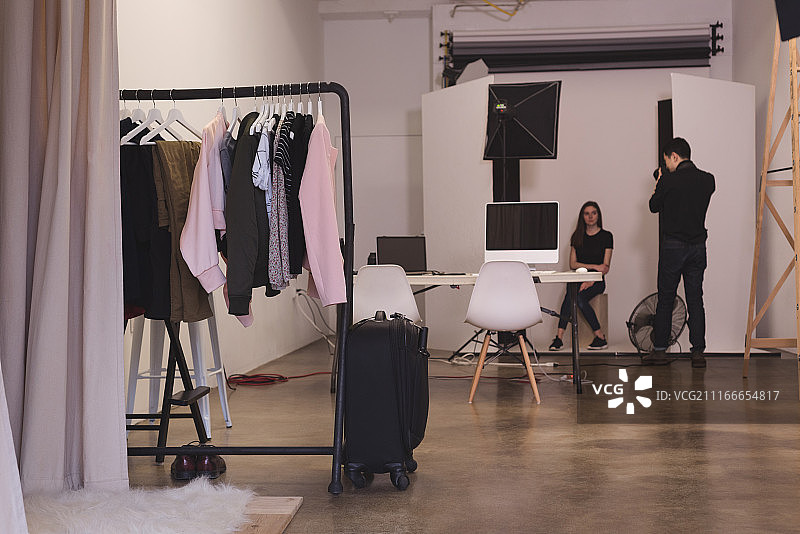 摄影师拍摄模特的全身照图片素材