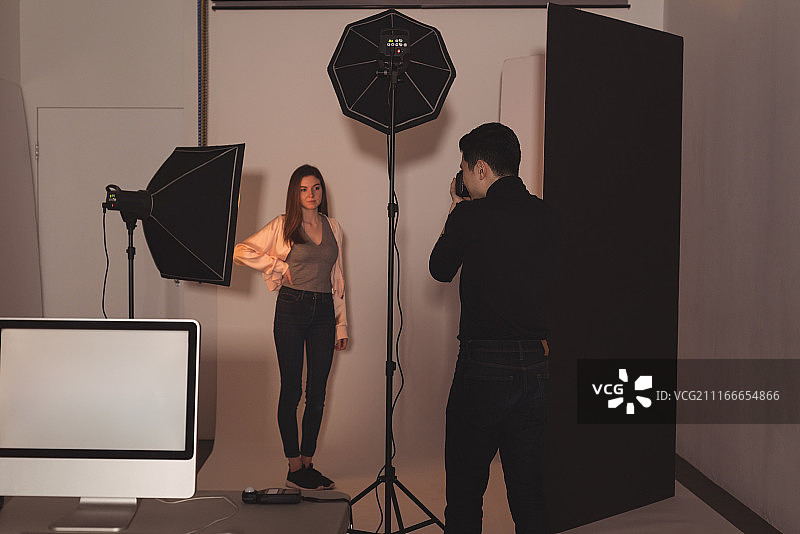 摄影师拍摄女模特图片素材