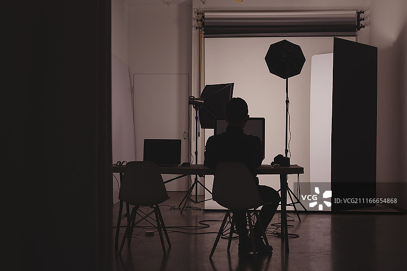 摄影师坐在椅子上图片素材