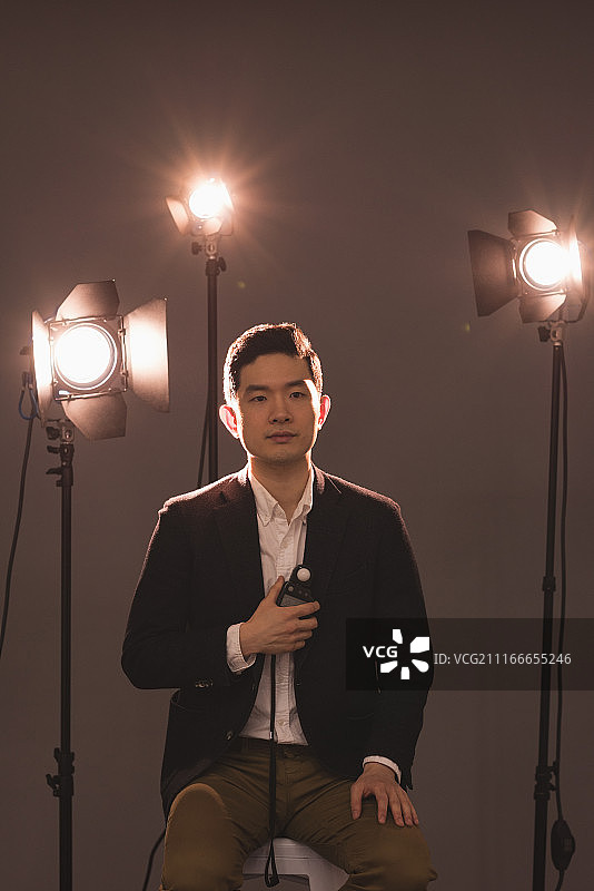 摄影师手持相机图片素材