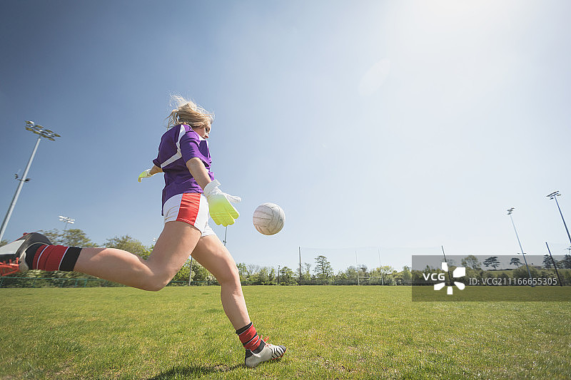 踢足球的女人全身照图片素材