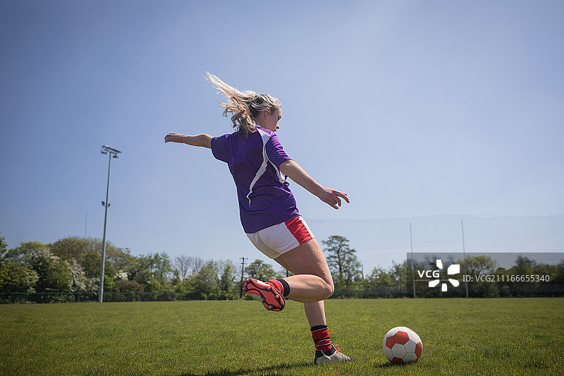 踢足球的女人的全身照图片素材