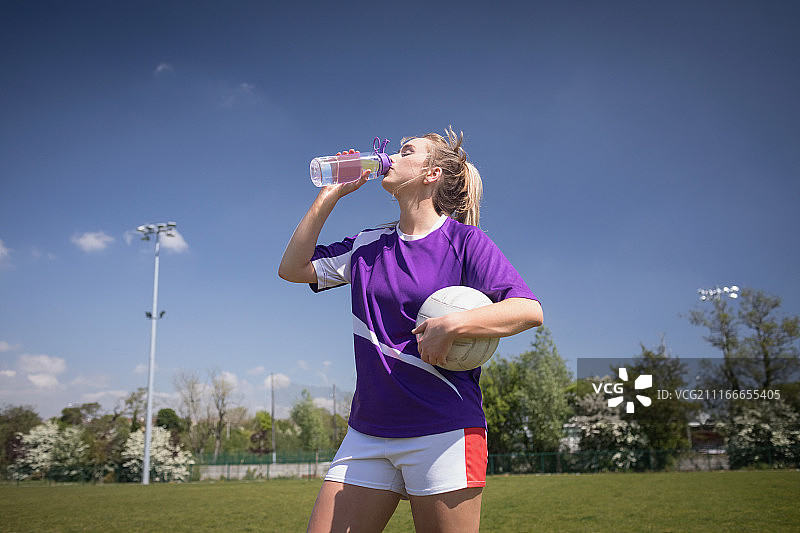 口渴的足球运动员正在喝水图片素材