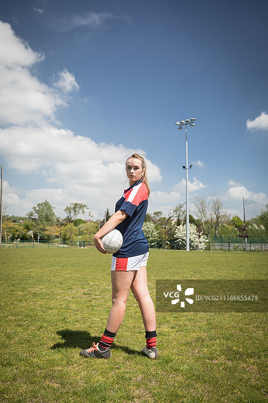 站在球场上的女足球运动员肖像图片素材