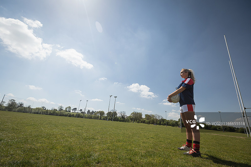 站在球场上的足球运动员全身照图片素材