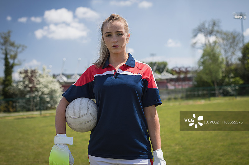 站在球场上的女守门员肖像图片素材