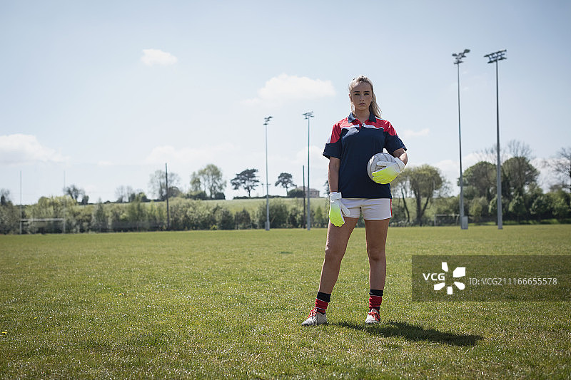 站在球场上的女守门员图片素材
