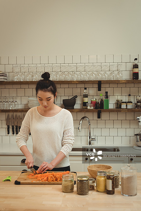 女人在厨房切蔬菜图片素材