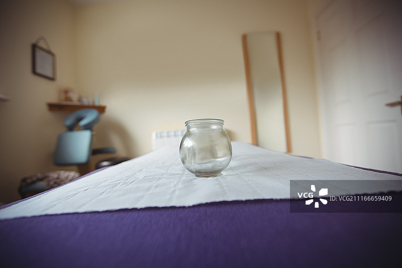 检查床上放置的拔罐器图片素材