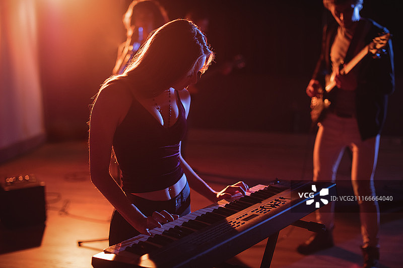 在工作室里弹奏电子钢琴的音乐家图片素材