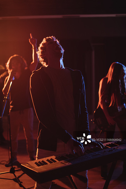 在工作室里弹奏电子钢琴的音乐家图片素材