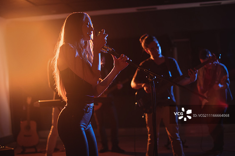 在工作室表演的乐队图片素材