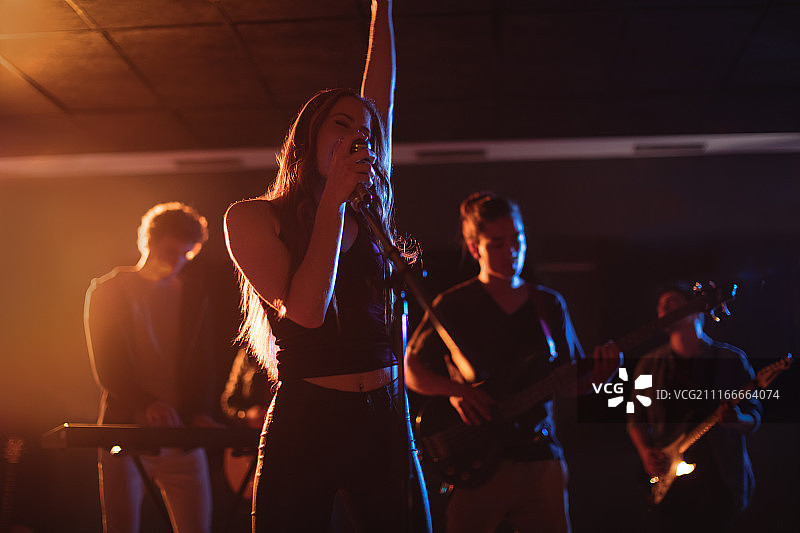 在工作室表演的乐队图片素材