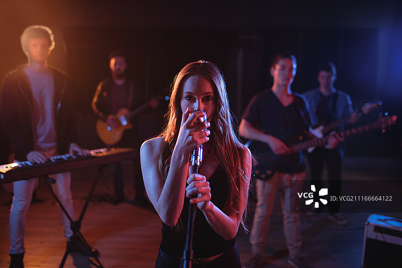 在工作室表演的乐队图片素材