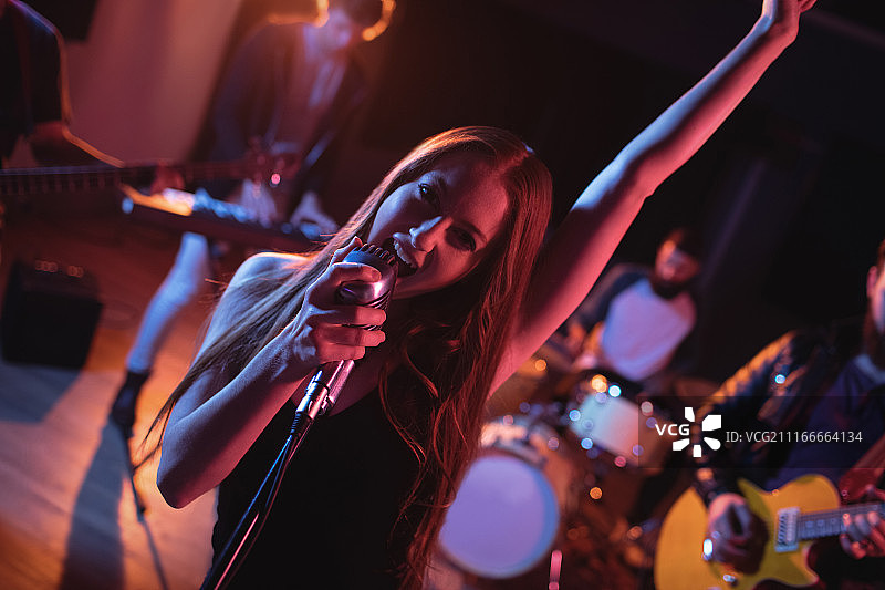 女歌手在录音室唱歌图片素材