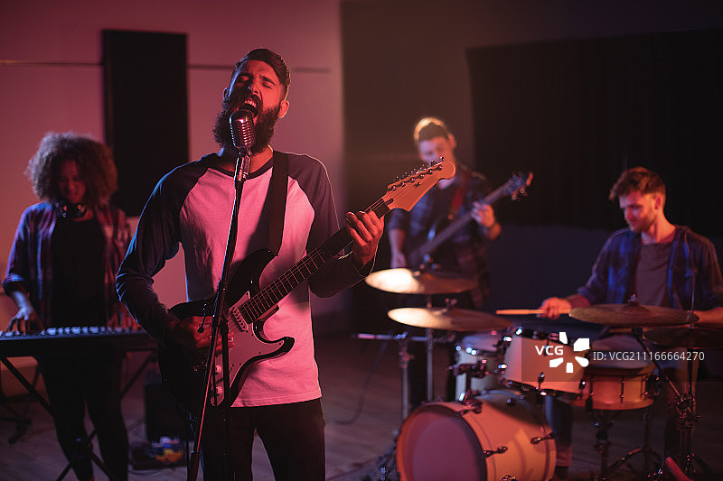 在工作室表演的乐队图片素材