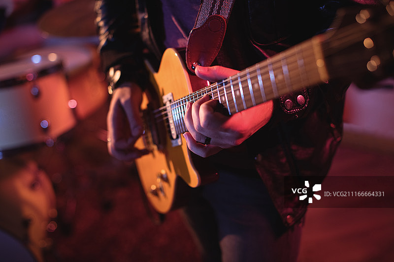 音乐家在工作室弹电子吉他图片素材