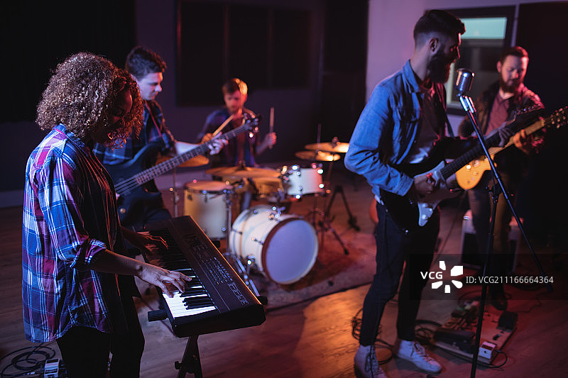 乐队成员在工作室一起表演图片素材