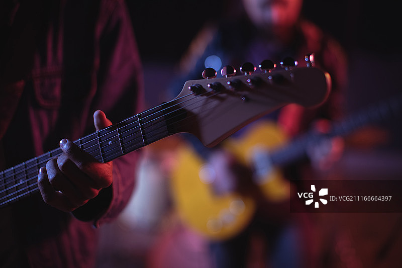 弹电吉他的吉他手（中段）图片素材