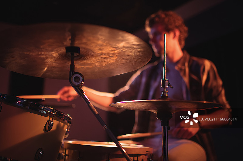 鼓手演奏架子鼓图片素材