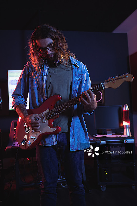 音频工程师演奏电子键盘图片素材