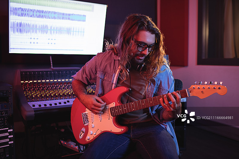 弹电吉他的男音频工程师图片素材