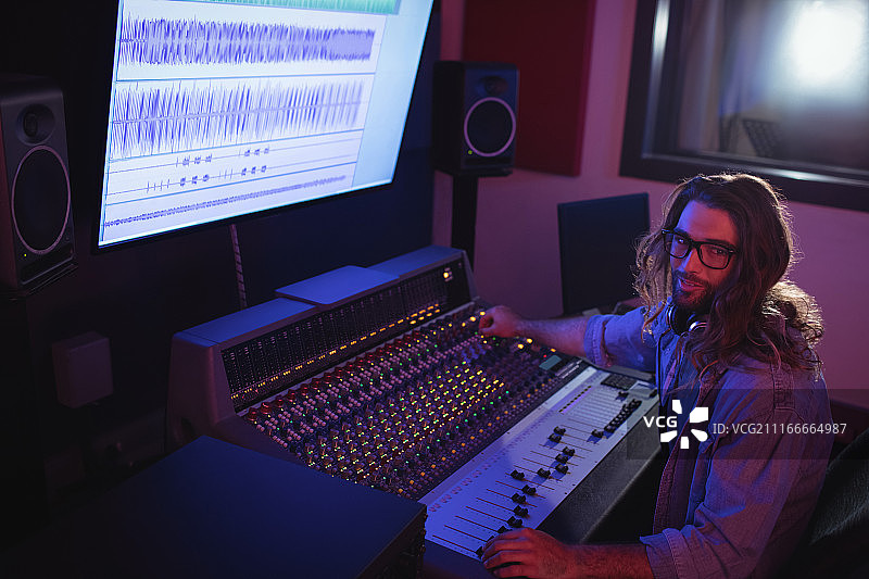 男录音工程师使用调音台的肖像图片素材