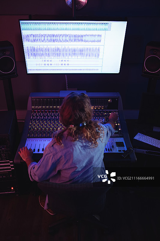 男录音工程师使用调音台图片素材